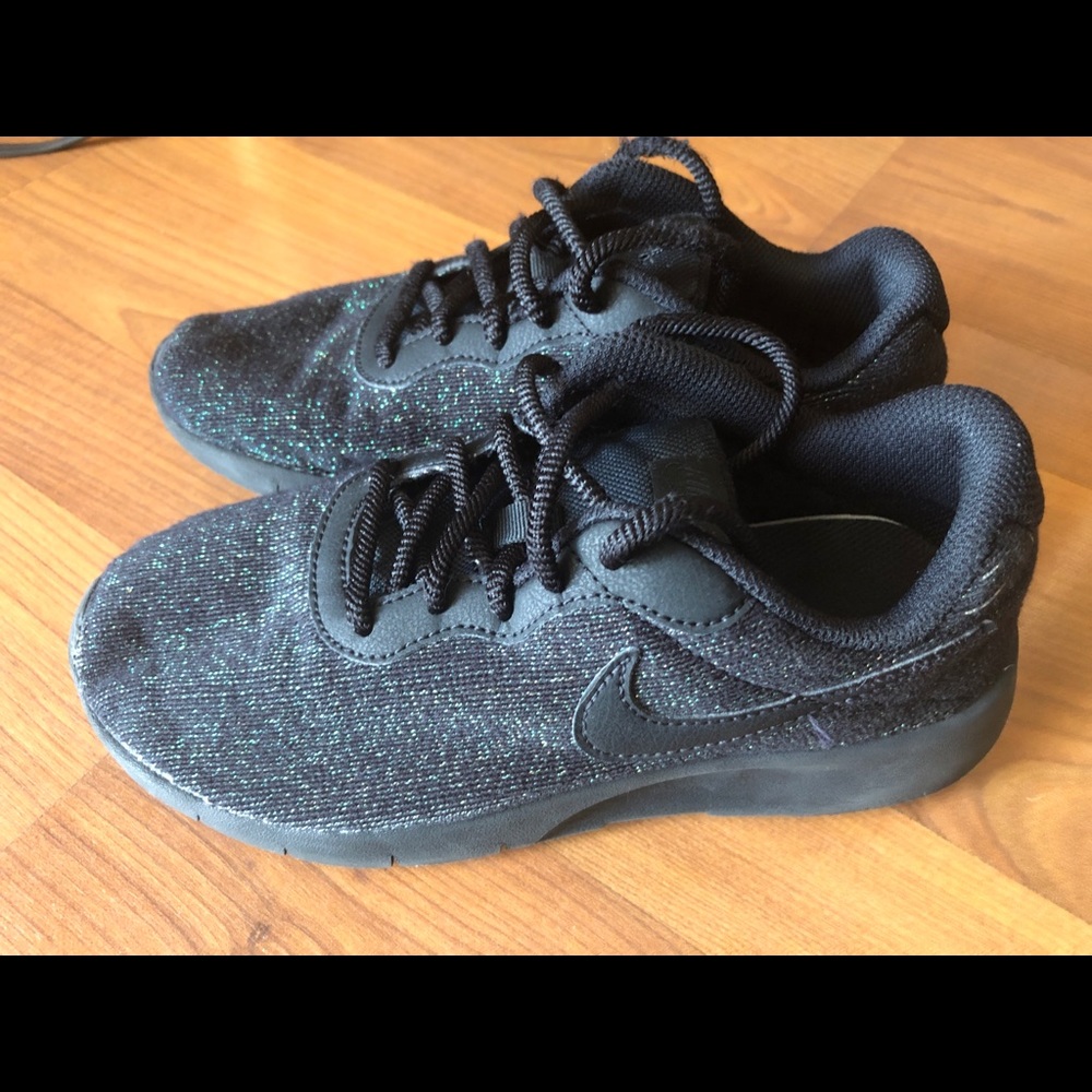 Nike Tanjun Se Grade School girl shoes
